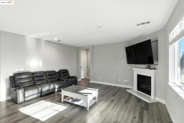 536 Aster St, Vacaville CA: https://media.crmls.org/mediaz/f544f192-d510-43cb-9f96-3aa407555ae1.jpg