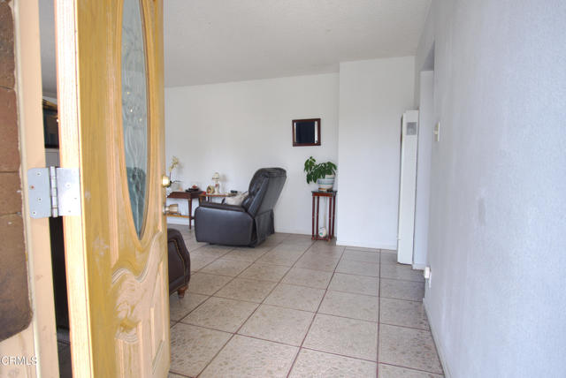 4127 S C Street, Oxnard CA: https://media.crmls.org/mediaz/f545c4ef-62db-4984-9210-672c2ac791db.jpg