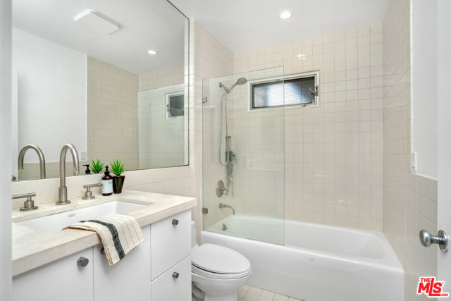 968 Kenfield Avenue, Los Angeles CA: https://media.crmls.org/mediaz/f545c5d7-e5fd-4e46-9bab-497bba78caa6.jpg
