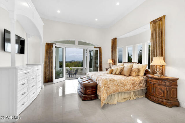 932 Rosario Drive, Thousand Oaks CA: https://media.crmls.org/mediaz/f5467c41-d259-4b85-8004-97591272d712.jpg