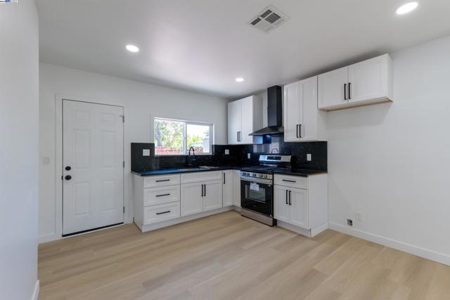 1276 64Th Ave, Oakland CA: https://media.crmls.org/mediaz/f546c7cd-55ca-4dd9-88d1-207b25197f86.jpg