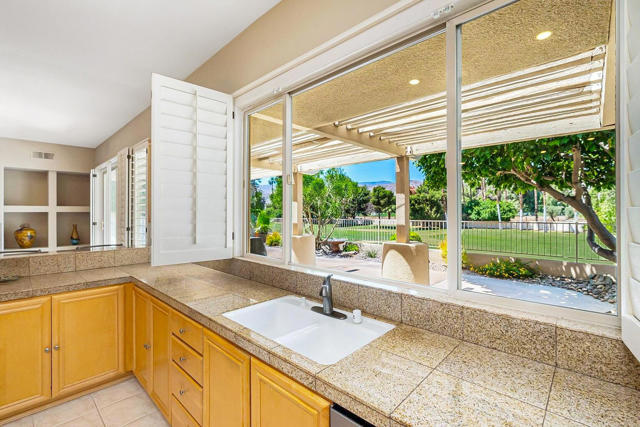 285 Kavenish Drive, Rancho Mirage CA: https://media.crmls.org/mediaz/f546d78b-8b8d-454a-aaea-b74e3d8184fa.jpg