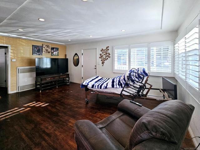 425 E 16Th St, National City CA: https://media.crmls.org/mediaz/f546e180-c666-4c2e-bffa-536154e597e6.jpg
