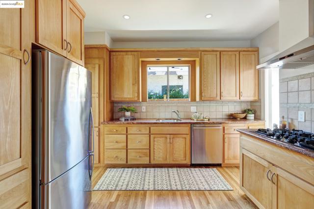 5626 Broadway, Oakland CA: https://media.crmls.org/mediaz/f547f3f3-90d1-4360-ac46-a677cc45a0ae.jpg
