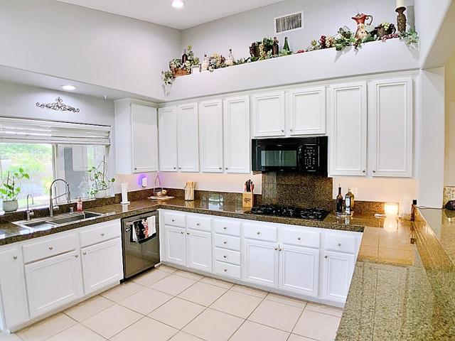 45120 Eagle Crest Court, Indio CA: https://media.crmls.org/mediaz/f5484ca4-81ec-4350-84bf-27874eab3c9c.jpg