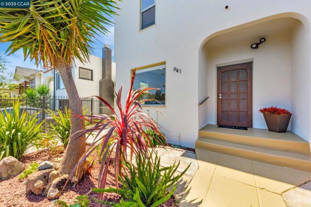 941 45Th St, Oakland CA: https://media.crmls.org/mediaz/f5485b28-bd74-41e6-83f4-cb29ad21a2b4.jpg