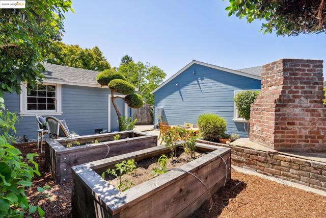 4332 Hyacinth Ave, Oakland CA: https://media.crmls.org/mediaz/f5488a03-8f3a-4f0f-8574-79c6a73278fd.jpg