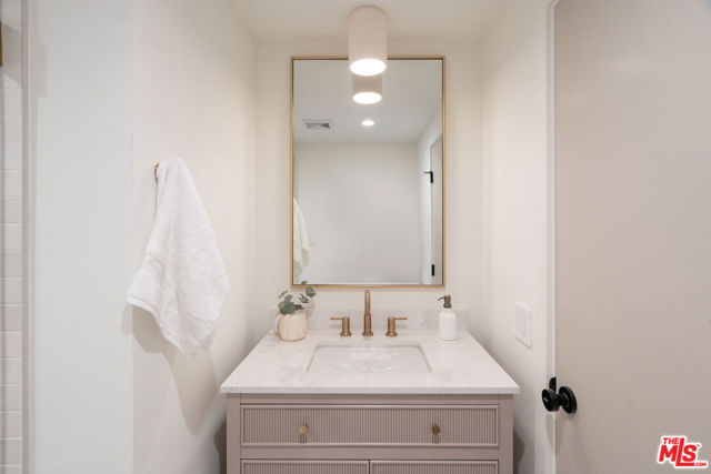 13245 Fiji Way, Marina del Rey CA: https://media.crmls.org/mediaz/f5499975-44b5-42dc-90cd-2bb3fe17836b.jpg
