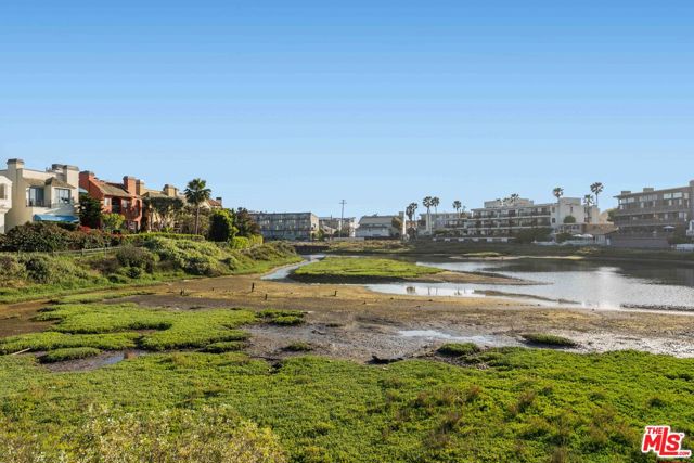 134 Roma Court, Marina del Rey CA: https://media.crmls.org/mediaz/f549a779-28fe-43b6-9cae-beb5dc916bf3.jpg