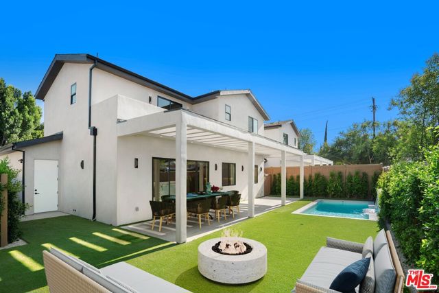 5660 Winnetka Avenue, Woodland Hills CA: https://media.crmls.org/mediaz/f54aa633-ea69-42b4-9645-608120810170.jpg