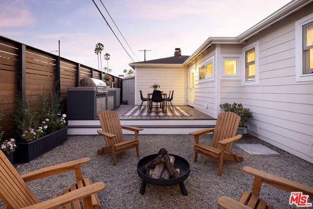 2432 Cloy Avenue, Venice CA: https://media.crmls.org/mediaz/f54ac5c0-8673-4026-a680-33847b9e67b1.jpg