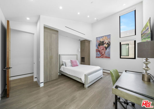 836 California Avenue, Venice CA: https://media.crmls.org/mediaz/f54cd492-18b5-45df-816e-3fd7f717e444.jpg