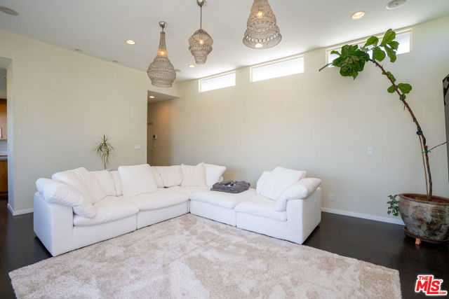 3865 Buena Park Drive, Studio City CA: https://media.crmls.org/mediaz/f54cd5b3-4444-4b92-9dca-d1922920c87b.jpg