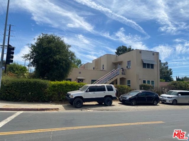11758 Magnolia Boulevard photo 2