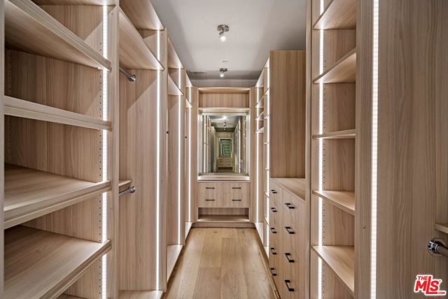 455 Castle Place, Beverly Hills CA: https://media.crmls.org/mediaz/f54f5ed5-3dd4-42fc-9bad-156c2073dfc6.jpg