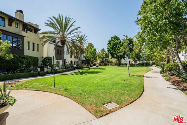 13042 W North Icon Circle, Playa Vista CA: https://media.crmls.org/mediaz/f54fa48e-1798-4206-8ac0-35439877927a.jpg