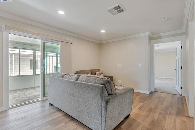 29270 Sandburg Way, Hayward CA: https://media.crmls.org/mediaz/f551081e-f21b-44e9-8687-cfa753645d77.jpg