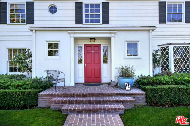 4444 Libbit Avenue, Encino CA: https://media.crmls.org/mediaz/f551f929-0e0c-4dd0-b68f-d22572d3d84d.jpg