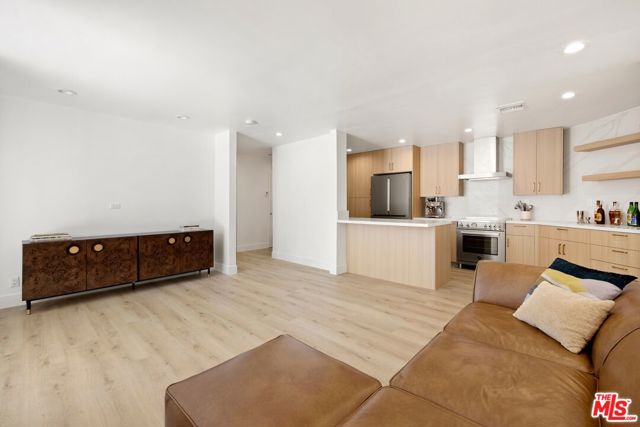 906 N Doheny Drive, West Hollywood CA: https://media.crmls.org/mediaz/f55280a1-d4db-4c60-84d1-321977b0c7a9.jpg