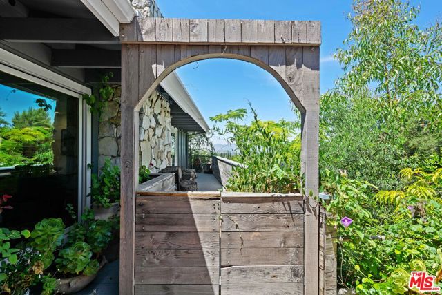 16582 Calneva Drive, Encino CA: https://media.crmls.org/mediaz/f552f383-6863-4613-a7d1-d3abdf91ee4a.jpg
