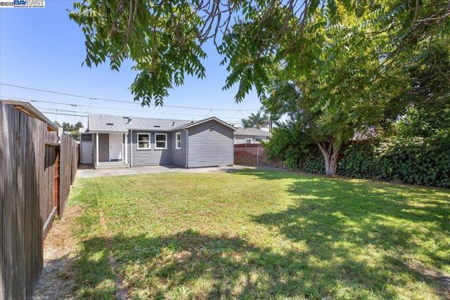 1629 Thrush Ave, San Leandro CA: https://media.crmls.org/mediaz/f5551afe-31dd-44d5-87a9-9c152d069ef3.jpg