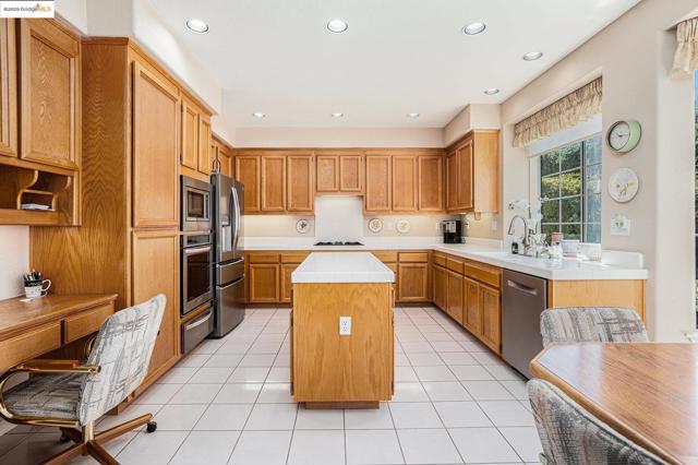 4704 Crestone Needle Way, Antioch CA: https://media.crmls.org/mediaz/f555f59d-4bad-47e1-bf45-fde42dabe081.jpg