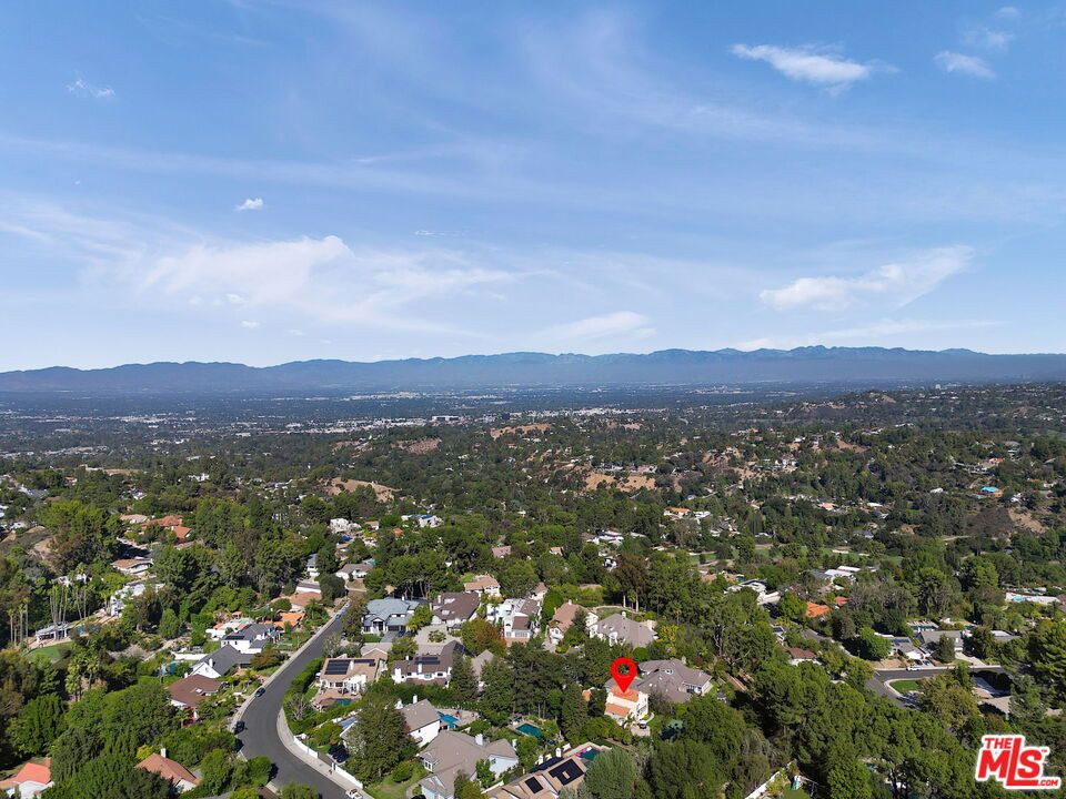 https://media.crmls.org/mediaz/f555f87f-89ba-4766-8a26-8ae79ae5cd73.jpg?preset=X-Large