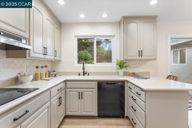 2326 Bramble Ct, Castro Valley CA: https://media.crmls.org/mediaz/f55611a9-0d2c-4faf-8b60-76ce8489cef0.jpg