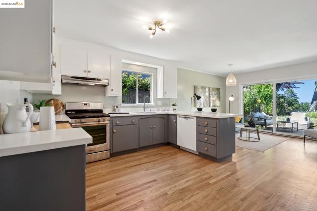 6824 Wilton Dr, Oakland CA: https://media.crmls.org/mediaz/f5564f19-738e-4c10-94b4-1ce98cea950a.jpg