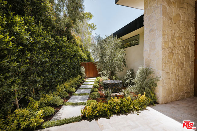 13674 Bayliss Road, Los Angeles CA: https://media.crmls.org/mediaz/f55702b3-0837-46b2-98af-25b64509ab2b.jpg