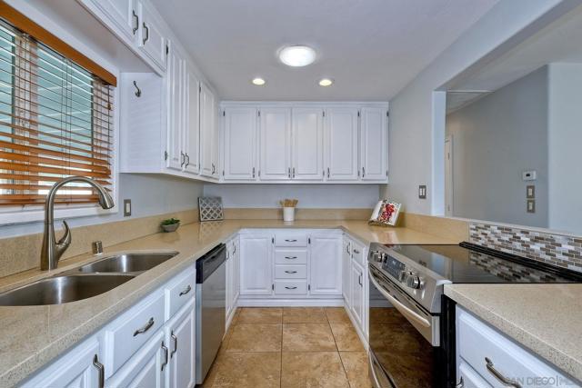 9158 Heatherdale St, Santee CA: https://media.crmls.org/mediaz/f5575afc-64c8-4f73-98ef-a5eddc3672b8.jpg