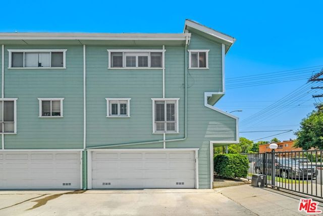 5811 Woodman Avenue, Van Nuys, California 91401, 2 Bedrooms Bedrooms, ,2 BathroomsBathrooms,Townhouse,For Sale,Woodman,24401397