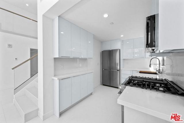 621 N Kings Road, West Hollywood CA: https://media.crmls.org/mediaz/f558ca1b-e031-4a62-9fcb-8e0384360790.jpg