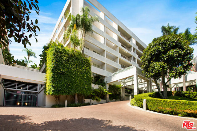 1131 Alta Loma Road, West Hollywood CA: https://media.crmls.org/mediaz/f559ec34-f405-478b-adbd-1833cd6dd185.jpg