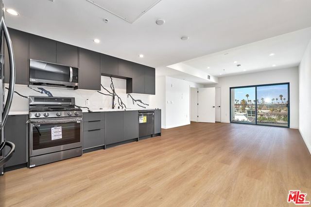 321 S Oxford Avenue, Los Angeles CA: https://media.crmls.org/mediaz/f55a1726-5de0-4f06-b66e-75c254cb1724.jpg