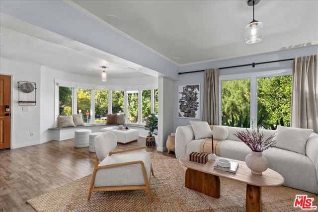 4104 Saugus Avenue, Sherman Oaks CA: https://media.crmls.org/mediaz/f55a5fe2-f045-439f-98d2-9dbd44b7c357.jpg