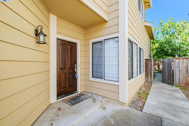 34319 Platinum Ter, Fremont CA: https://media.crmls.org/mediaz/f55aea20-afb1-4d10-8642-647354e8123d.jpg