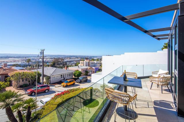 3515 Union St, San Diego CA: https://media.crmls.org/mediaz/f55bb8bb-0293-4202-b977-563a908075bc.jpg