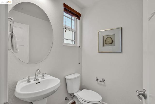 1623 Fortmann Way, Alameda CA: https://media.crmls.org/mediaz/f55c96ac-10ae-4b9a-9260-21277d040451.jpg