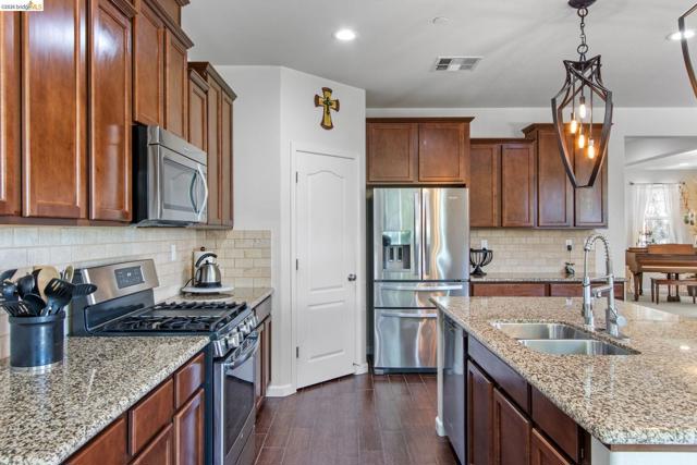 2469 Talaria Dr, Oakley CA: https://media.crmls.org/mediaz/f55caad8-03b8-46a8-ba57-b9bddc59dee1.jpg