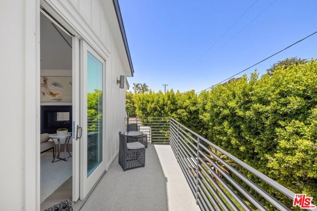 2590 Amherst Avenue, Los Angeles CA: https://media.crmls.org/mediaz/f55daab3-5f34-467f-ac10-5ffb41707961.jpg