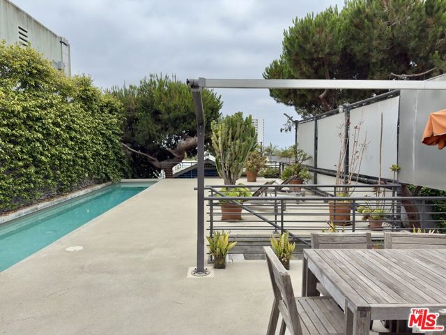 2714 4th Street, Santa Monica CA: https://media.crmls.org/mediaz/f55e39f7-b4a2-4e6a-9034-3d3773399e58.jpg