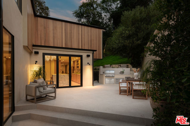 3977 Oeste Avenue, Studio City CA: https://media.crmls.org/mediaz/f55f0e42-bb7f-47f0-9d2c-68b4942b248f.jpg