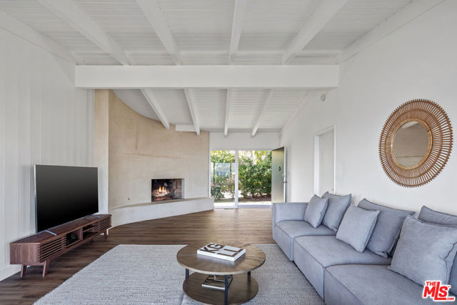 9432 Sierra Mar Place, Los Angeles CA: https://media.crmls.org/mediaz/f55f1a2c-8c46-4548-a68c-1c7f879bcae1.jpg