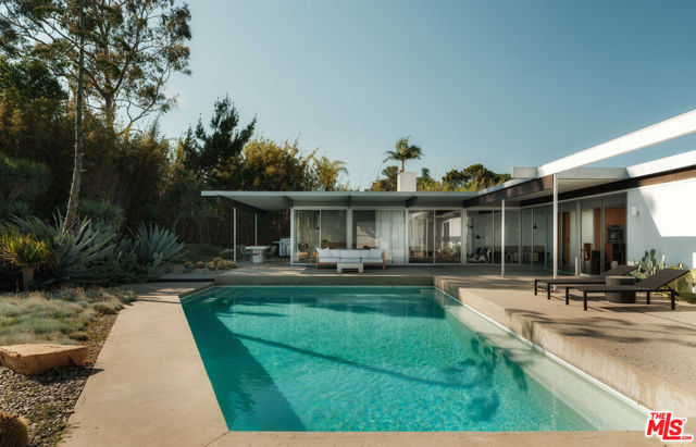1705 Summitridge Drive, Beverly Hills CA: https://media.crmls.org/mediaz/f55f6380-2cc2-42ec-8842-09ced508d235.jpg