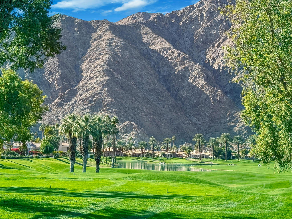 https://media.crmls.org/mediaz/f55f960b-45f6-4e47-9a67-4af56e2c6a8b.jpg?preset=X-Large