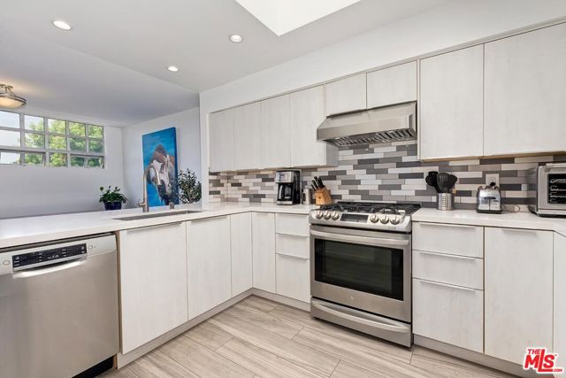 2336 28th Street, Santa Monica CA: https://media.crmls.org/mediaz/f55f9957-4efd-4114-90de-5af530314b02.jpg
