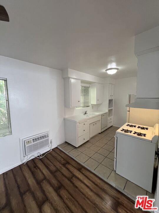 4187 Arch Drive, Studio City CA: https://media.crmls.org/mediaz/f5600cb1-612d-4692-8512-f0334bd57946.jpg