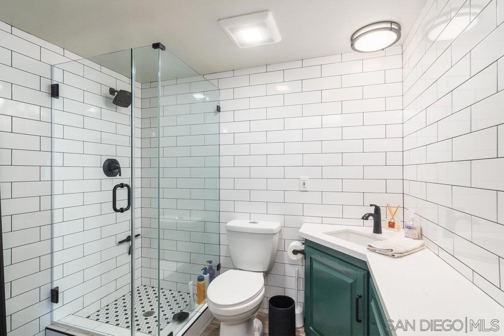 https://media.crmls.org/mediaz/f5602aae-30a9-4b19-aebc-40e4f0d0d0b7.jpg?preset=X-Large