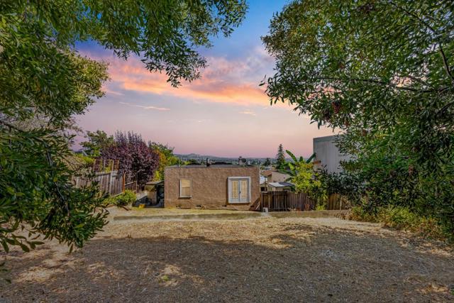 3121 Monticello Avenue, Oakland CA: https://media.crmls.org/mediaz/f5605f6e-ac0c-4497-bf41-b8ceab29bee7.jpg